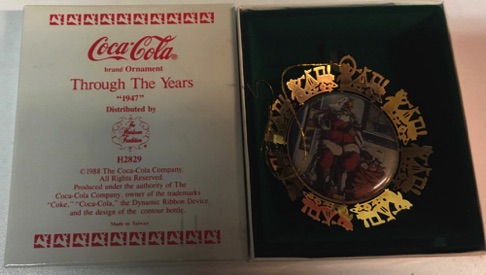 45125-1 € 9,00 coca cola ornament goud afb 1947 kerstman zittend voor koelkast